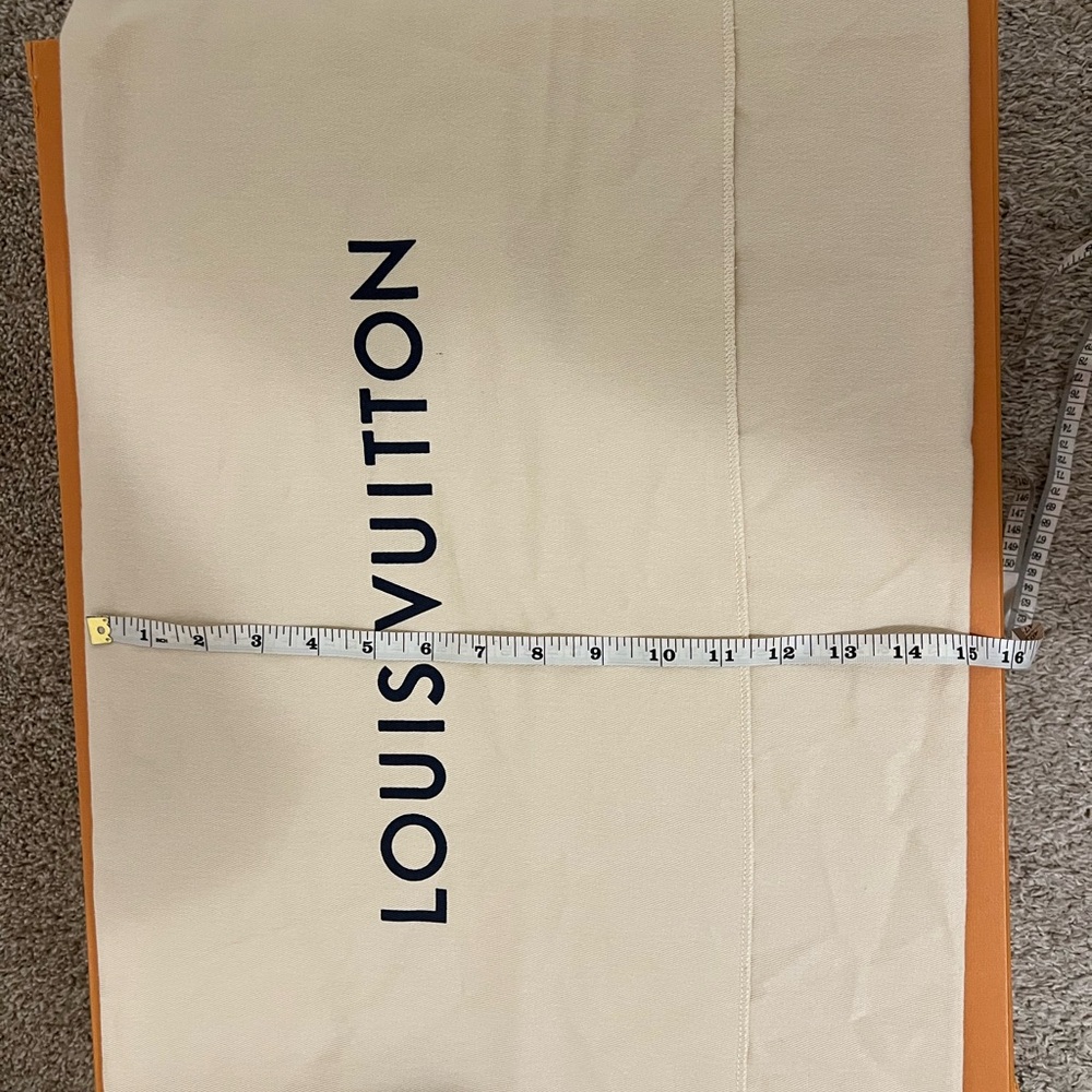 Authentic Louis Vuitton 🍊 XL BUNDLE
5 -Storage Boxes & 12 -Dust Bags - Picture 10 of 16